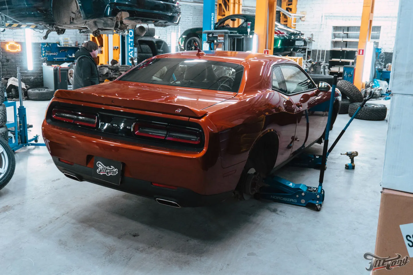 Фирменный Шиномонтаж на вибростенде на стендах Hunter для Dodge Challenger